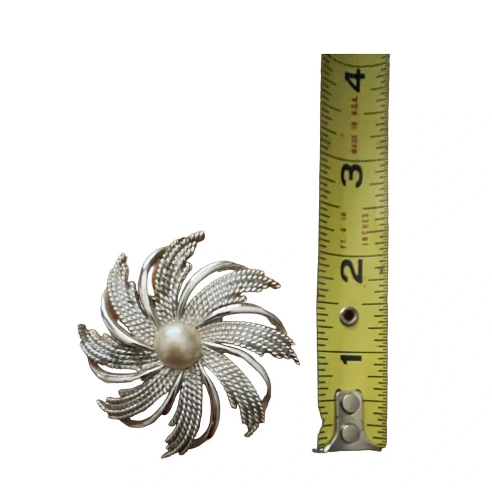 Sarah Coventry vintage star burst brooch